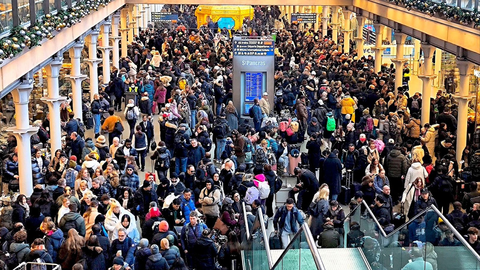 Viajeros esperando en la estación St. Pancras de Londres para coger un tren Eurostar.