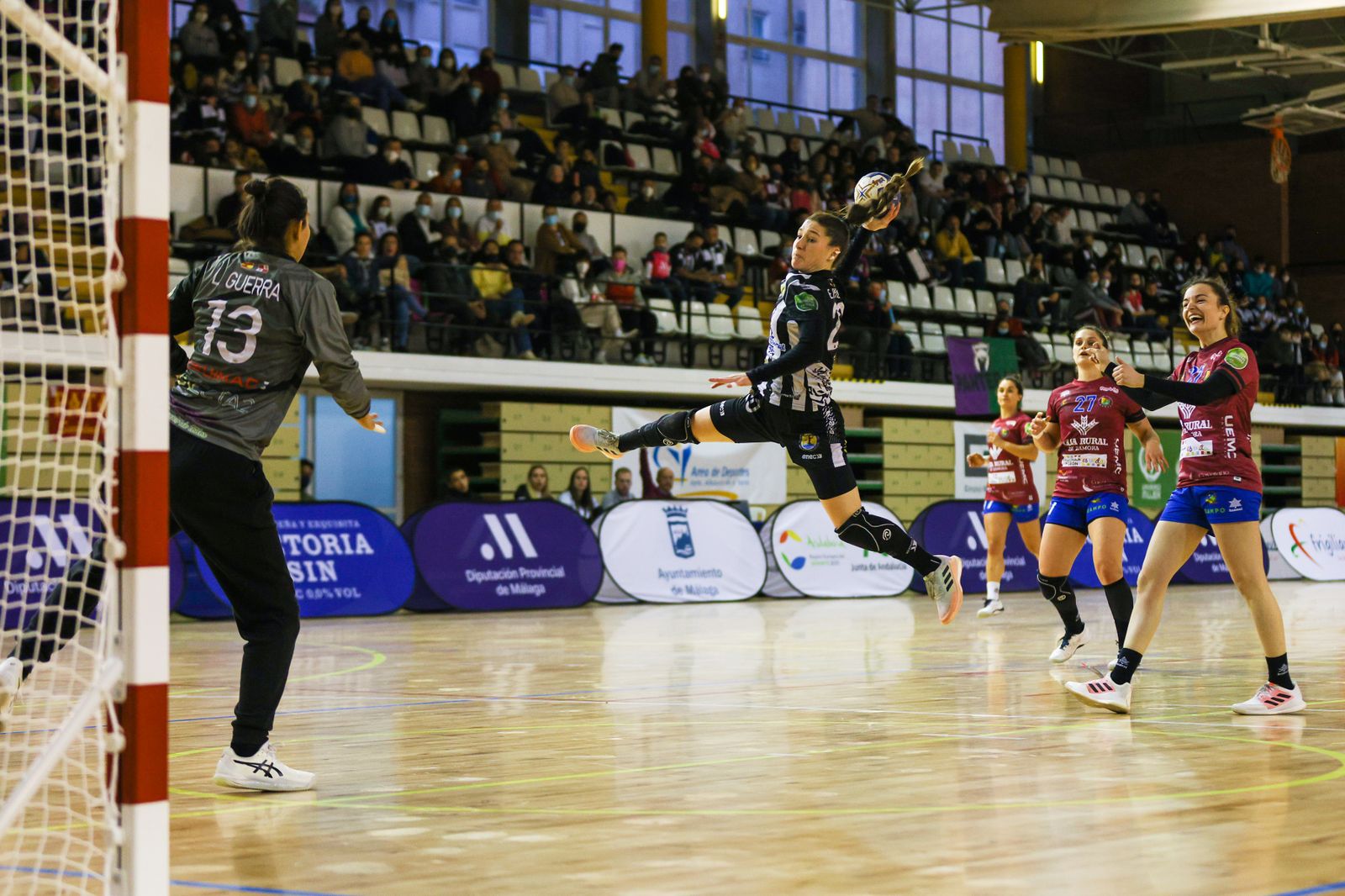 Espe López lanza a portería en Carranque.