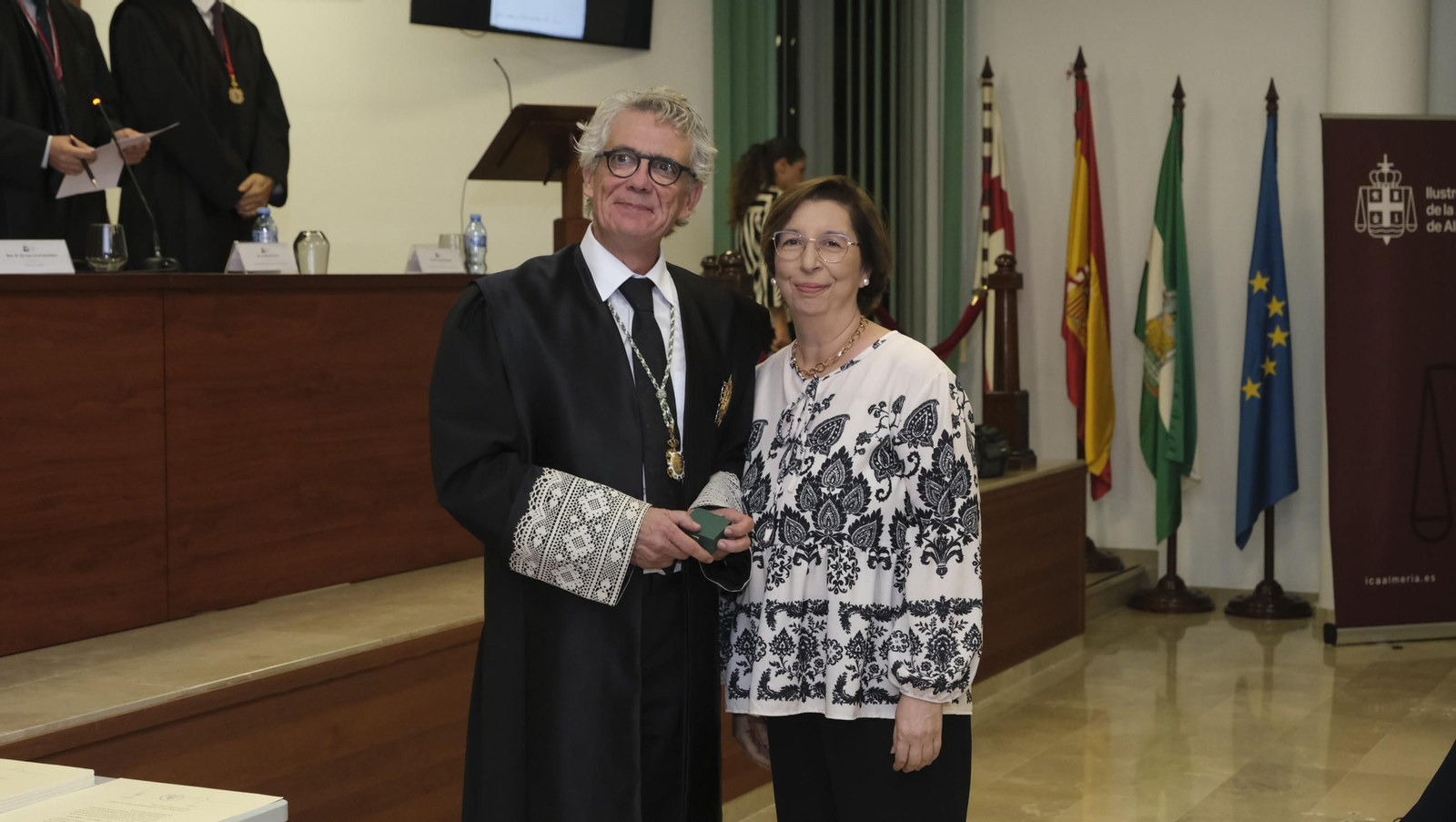 Entrega de insignias de 25 años de colegiado en el Colegio de Abogados de Almería, en imágenes