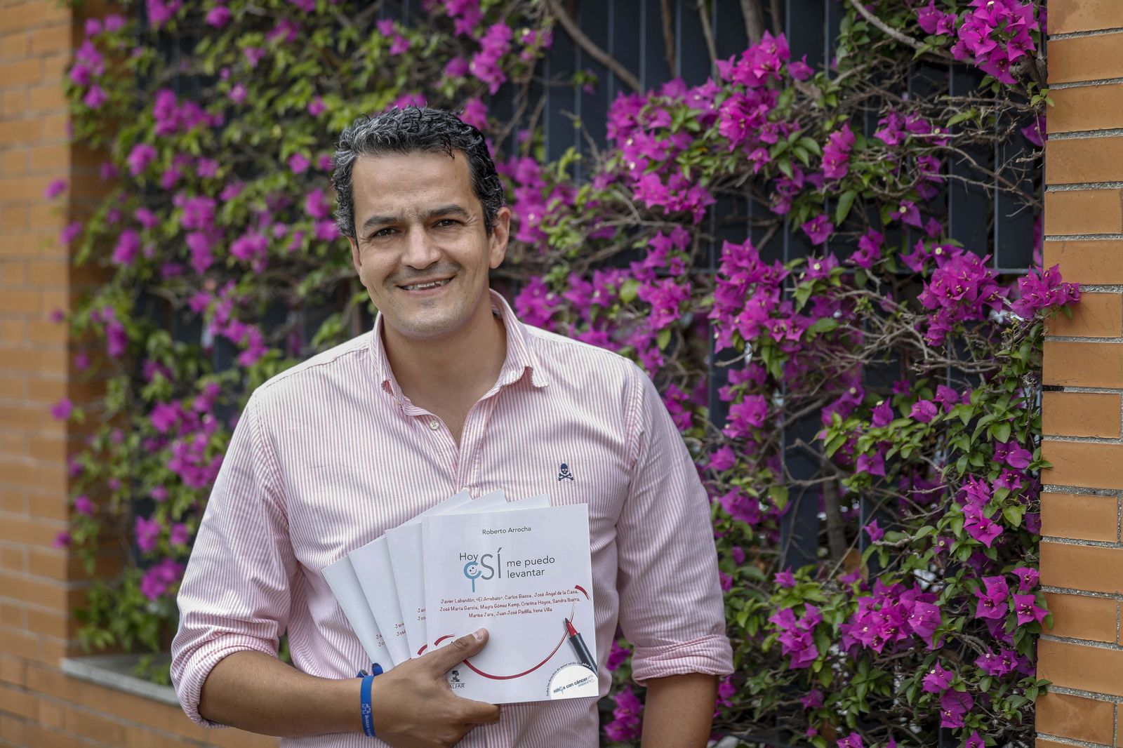 El periodista Roberto Arrocha con ejemplares de Hoy sí me puedo levantar