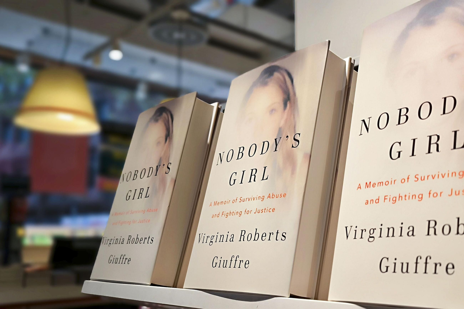 El libro de memorias de la estadounidense Virginia Giuffre, que acusó al príncipe Andrés de abuso sexual.