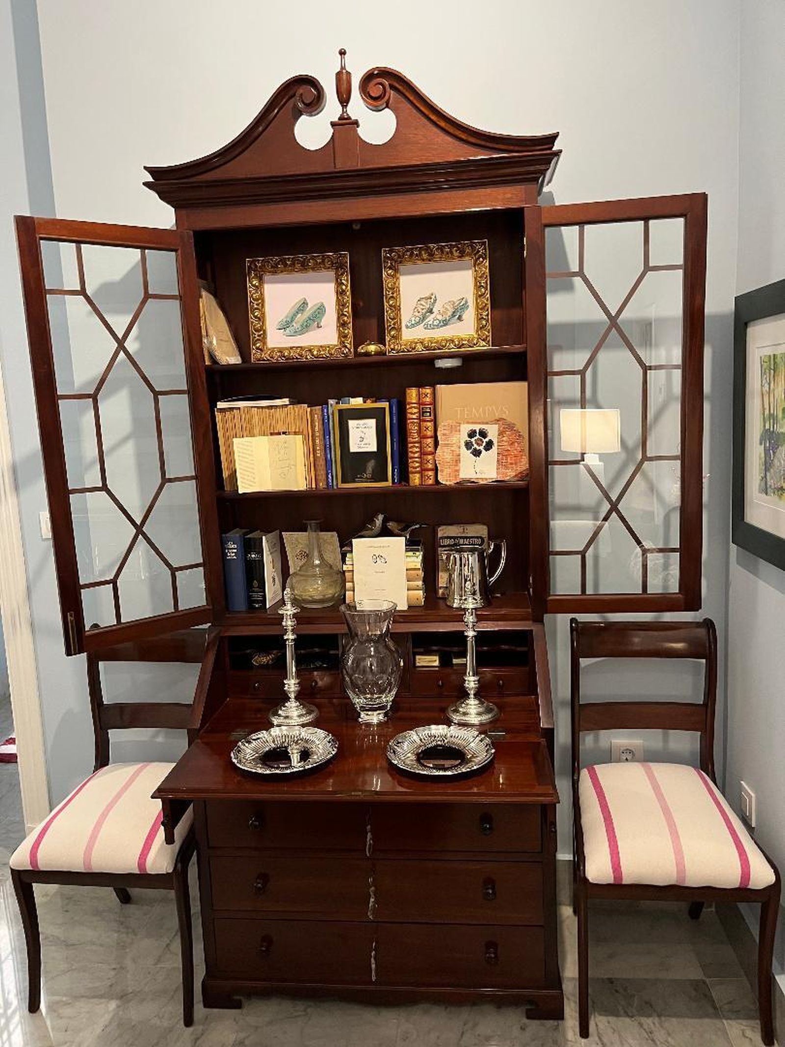 Detalle. Librería de palillería de caoba, con una pareja de candeleros del anticuario Belle Epoque.