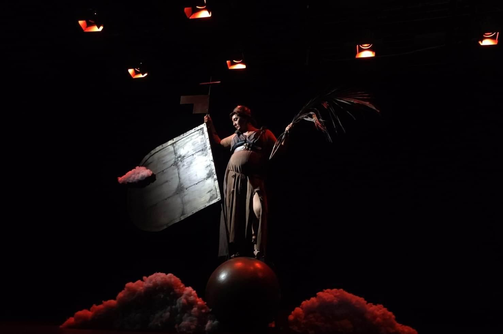 Charo Urbano convertida en la veleta que corona la Giralda