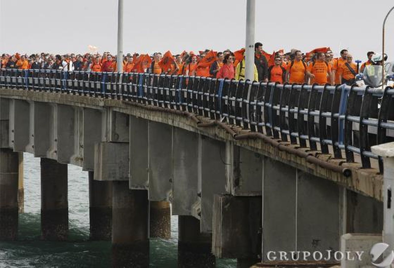 La plantilla de Cádiz Electrónica marcha de El Puerto a la capital para reclamar soluciones ante el ERE que plantea la empresa. 

Foto: Fito Carreto