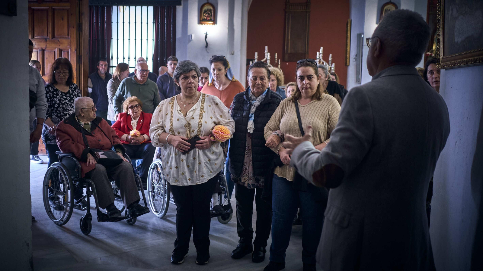 Usuarios de la Residencia Fragela  durante la visita al Cristo de las Sietes Palabras