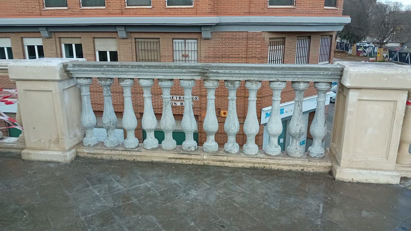 El paño dañado ya está colocado a falta de pintura