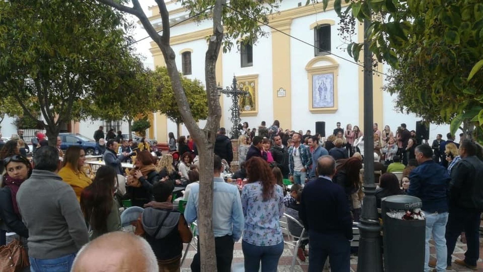 Zambomba navideña de la hermandad de la Misericordia en la plaza de la Pastora, en una imagen de archivo.
