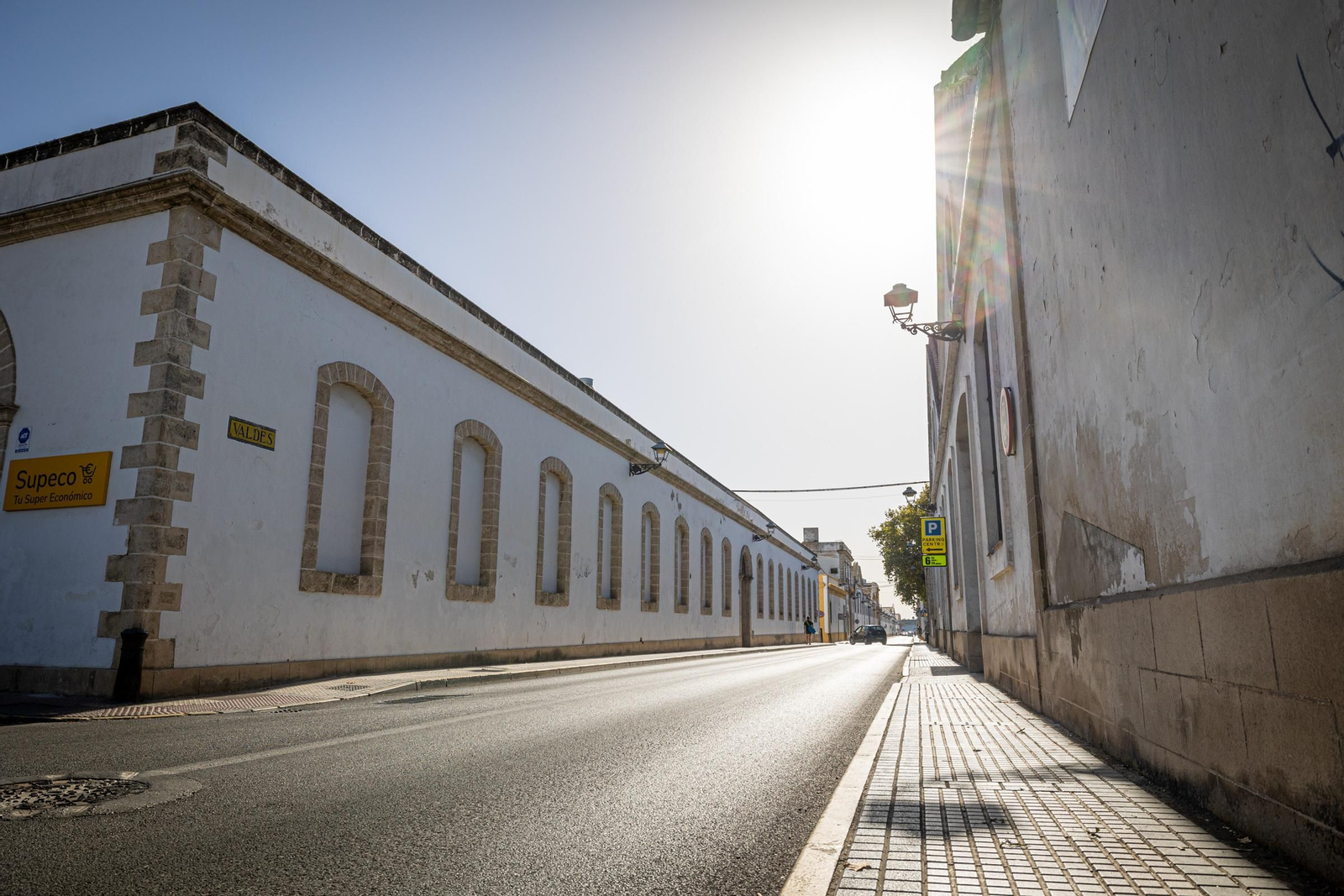 Una panorámica de la calle Valdés,  una de las arterias principales del ensanche bodeguero de Campo de Guía.