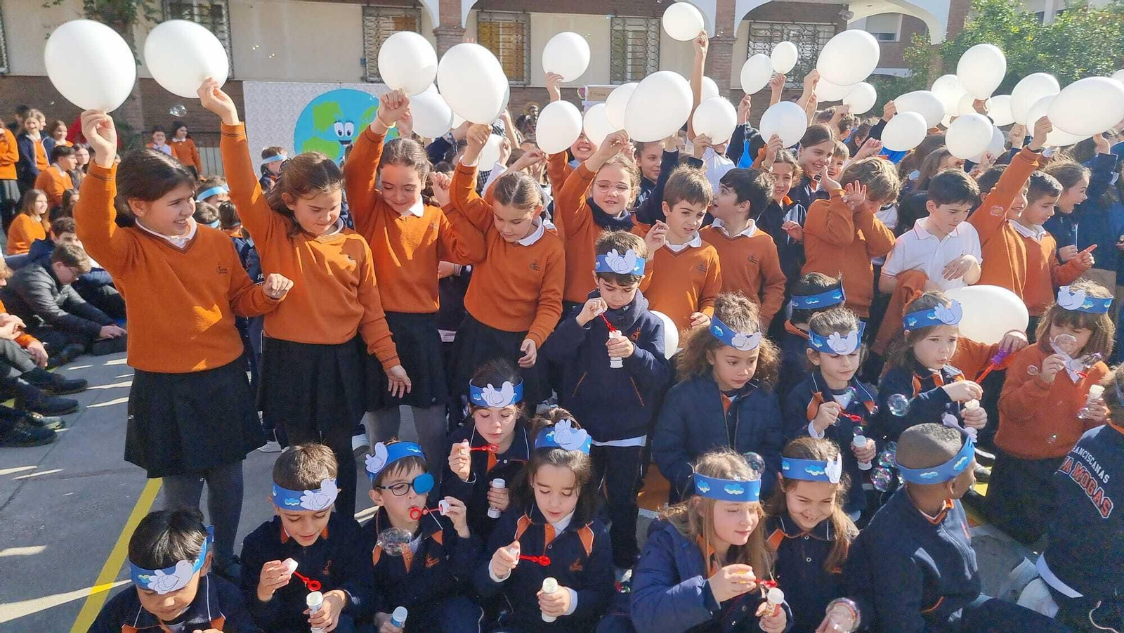 Los colegios de Córdoba celebran el Día de la Paz, en imágenes