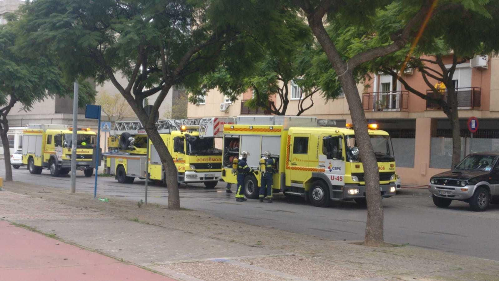 Los equipos de bomberos que se han desplazado hoy al mediodía hasta la vivienda afectada en avenida de Ámsterdam.