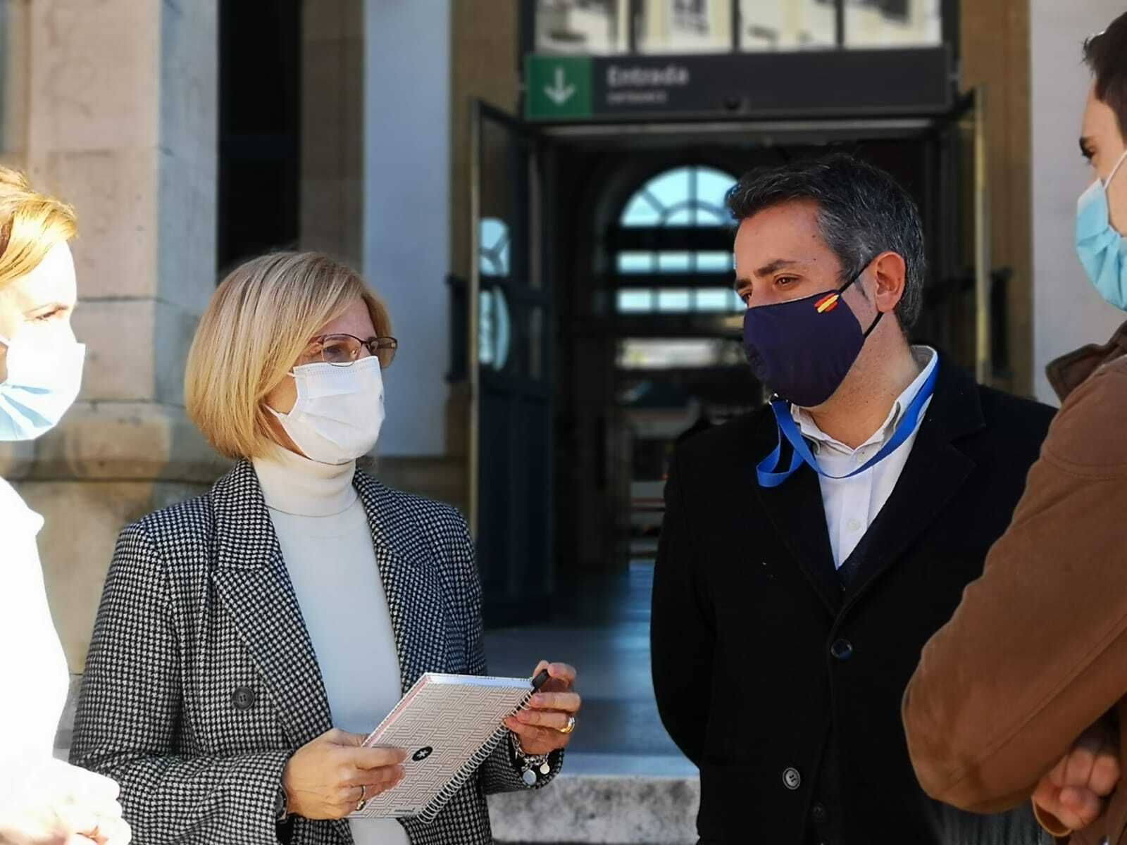 María José García-Pelayo y Antonio Saldaña, hoy en la estación de tren de Jerez.