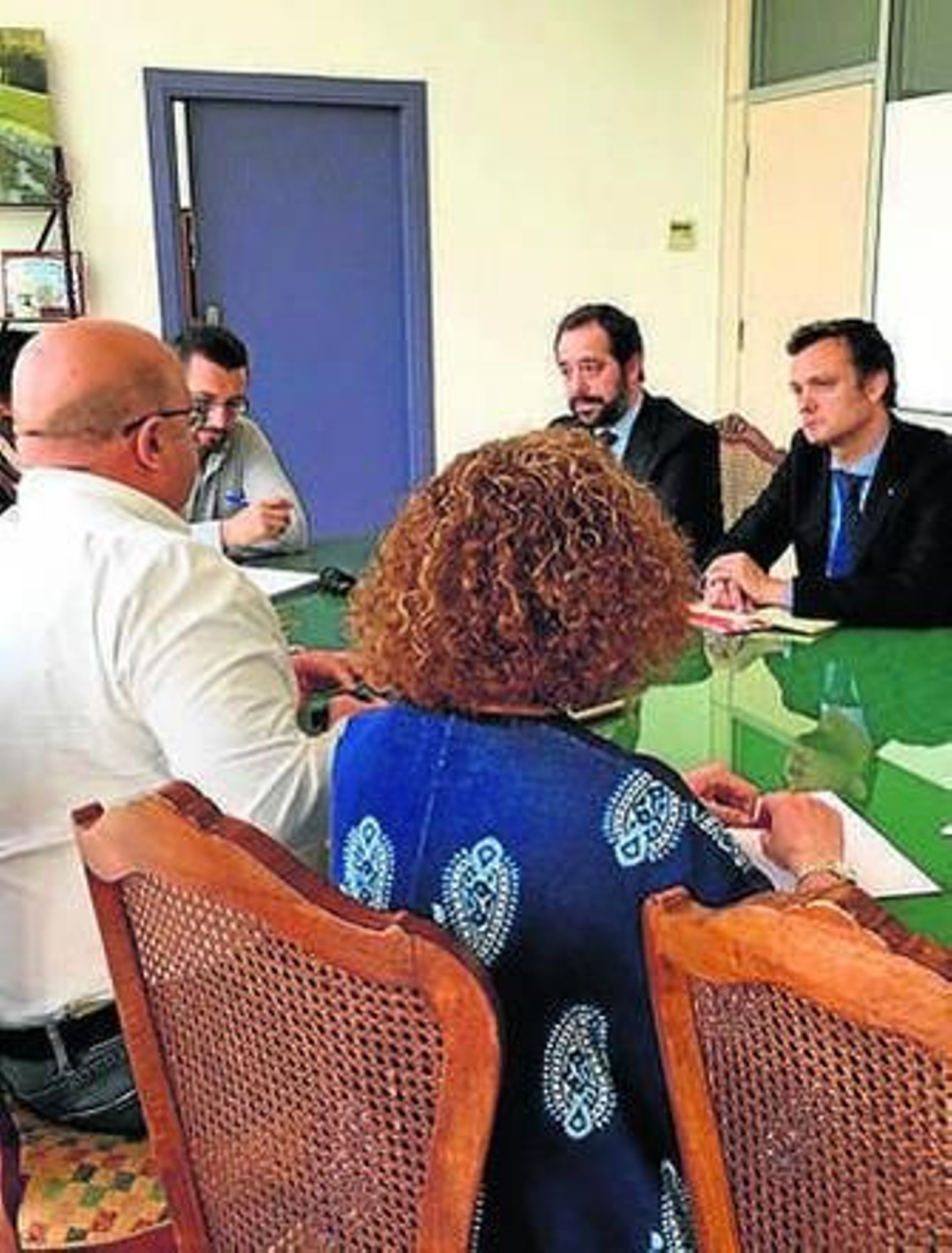 Un instante de la reunión. Un instante de la reunión.