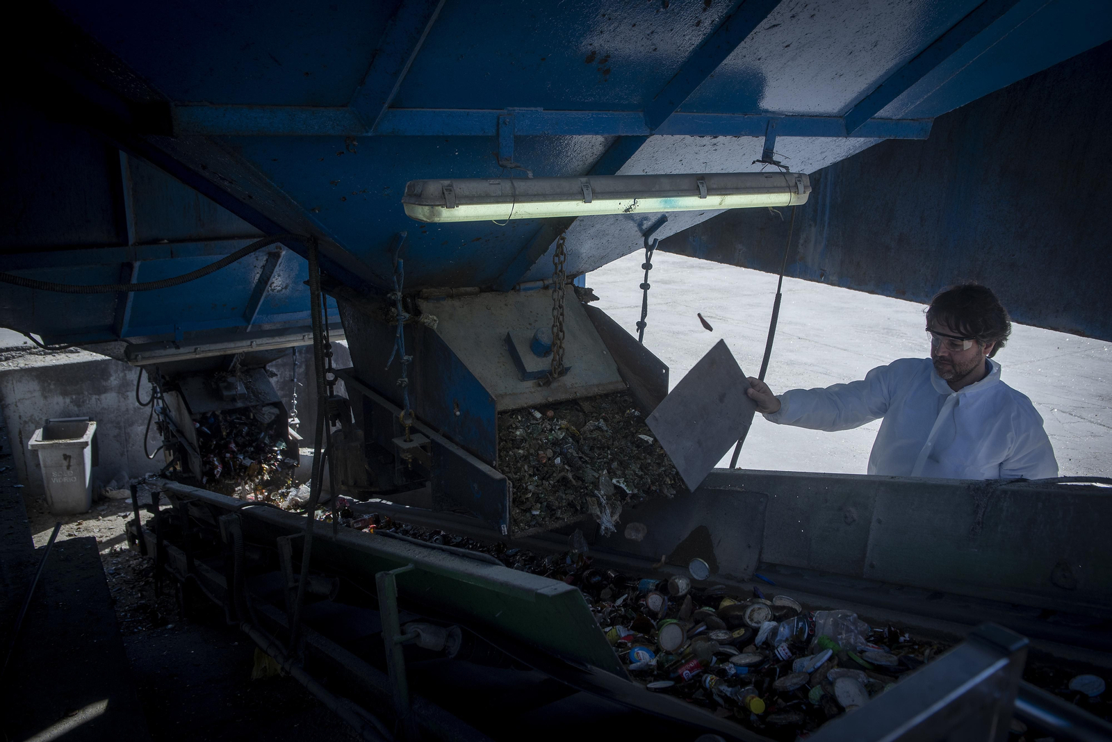 El corazón de una planta de reciclaje de vidrio, en imágenes