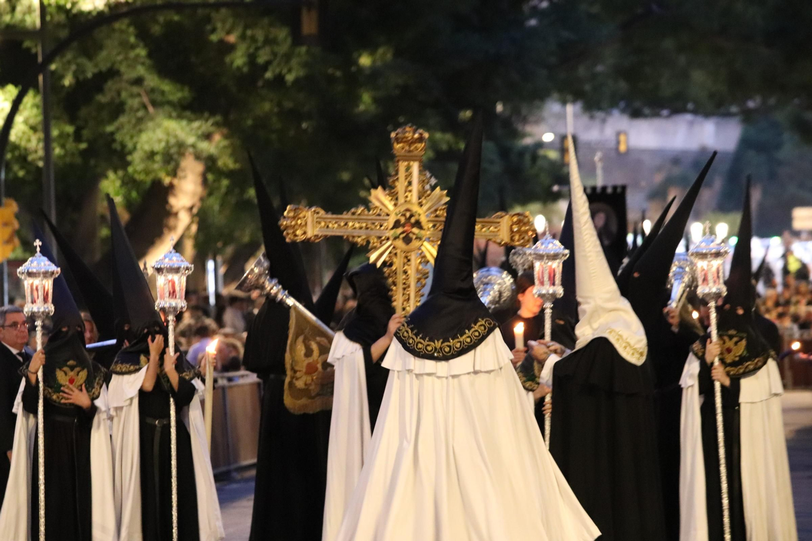 Amor y Caridad en el Viernes Santo de Málaga, en imágenes