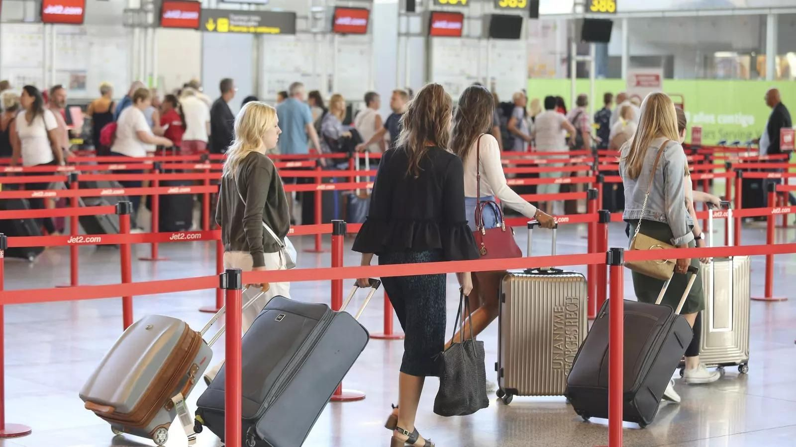 Pasajeros en el aeropuerto de Málaga.