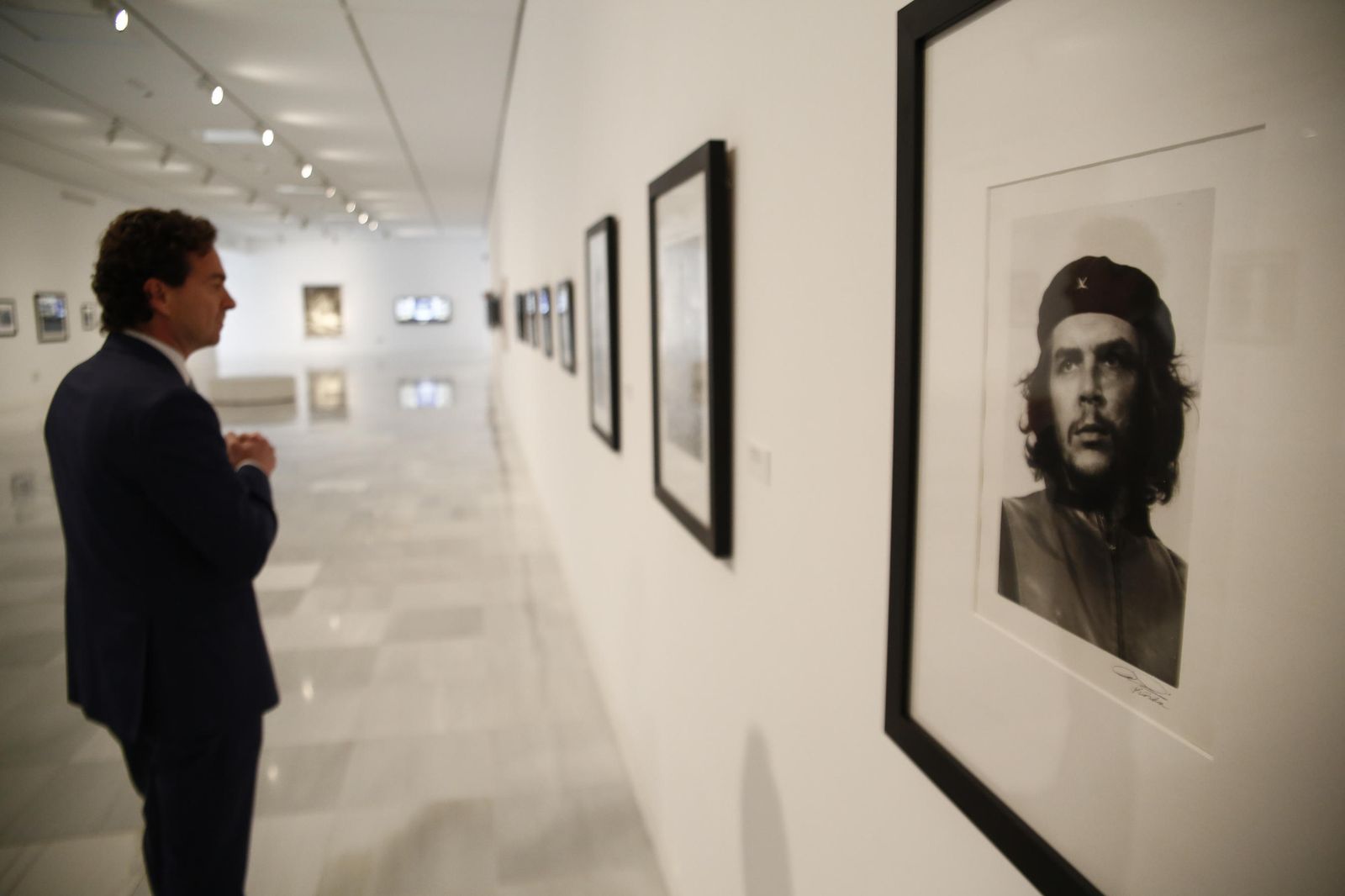 La muestra contempla un recorrido fotográfico por el siglo XX.