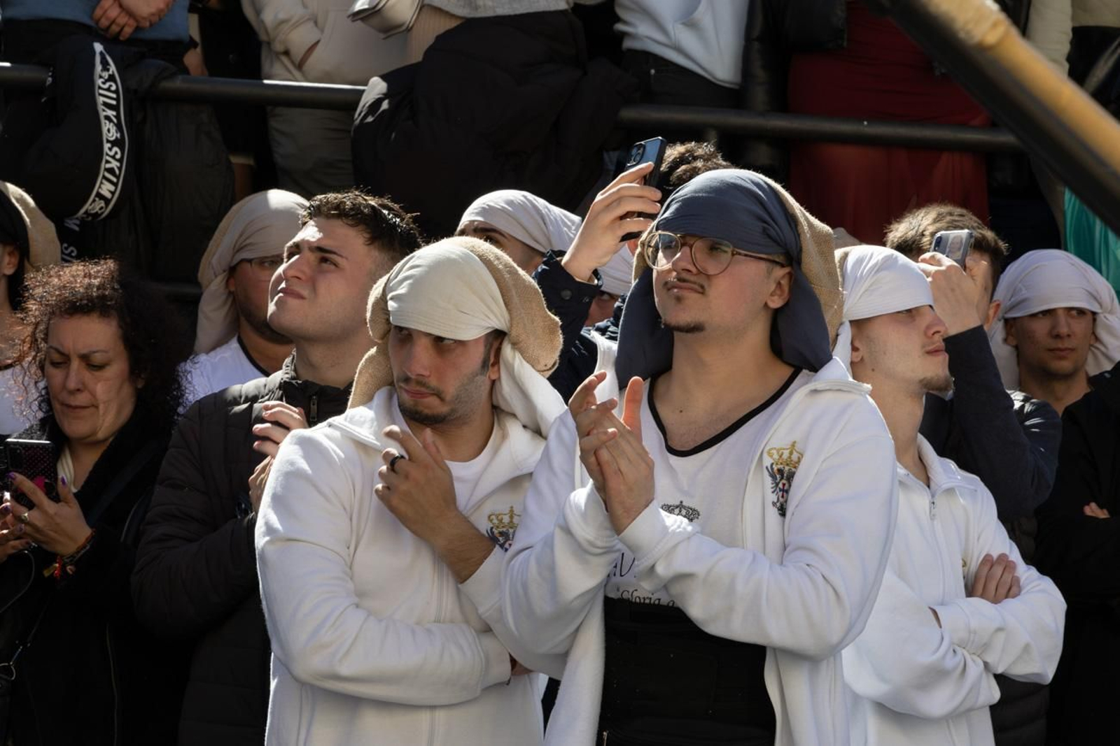 El Miércoles Santo inicia la tarde con los nazarenos trinitarios del barrio de Santa Isabel