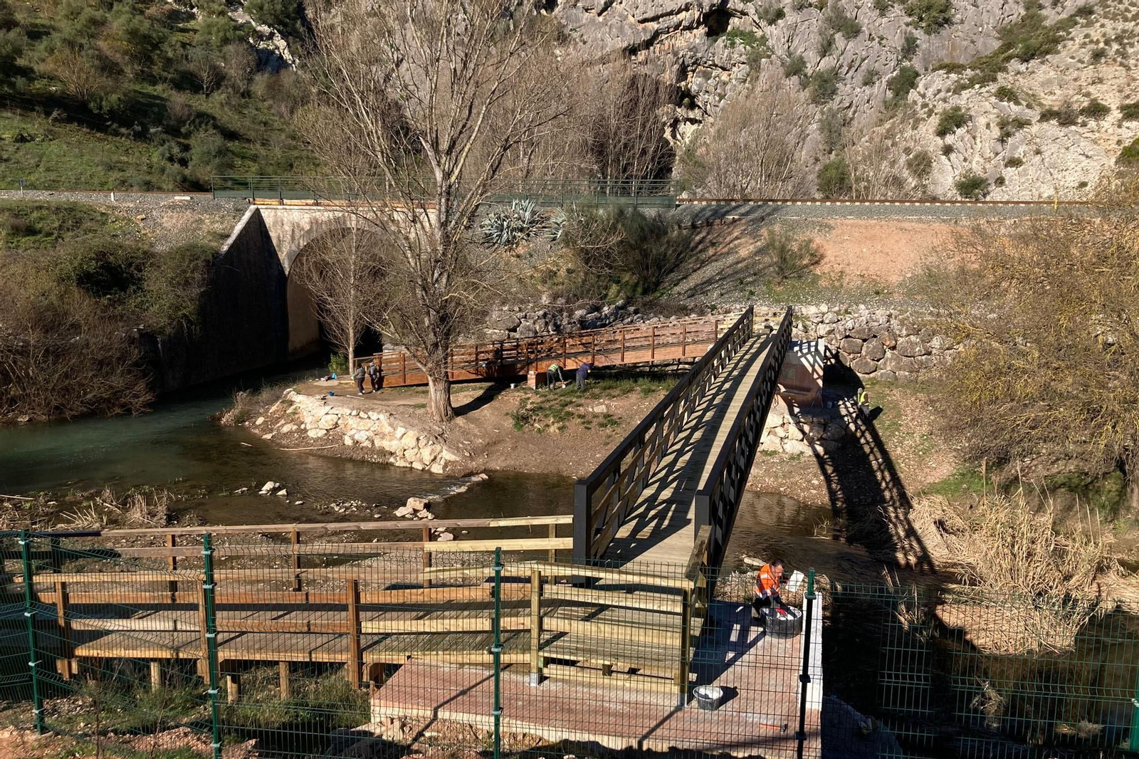 Nuevo puente de acceso a la Cueva del Gato sobre el río Guadiaro Nuevo puente de acceso a la Cueva del Gato sobre el río Guadiaro