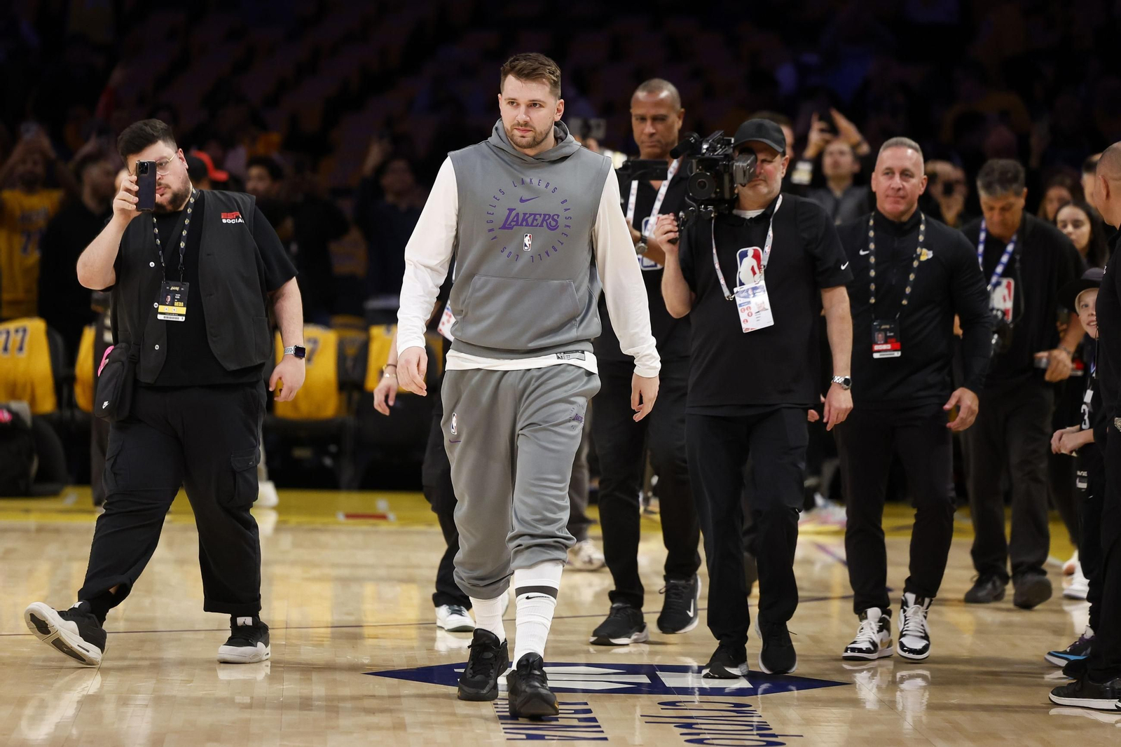 Las fotos del debut de Doncic con los Lakers