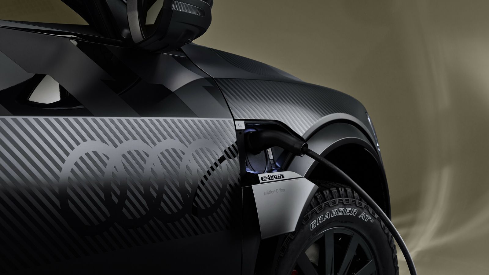 Una segunda toma de carga permite cargar la batería mediante un conector CCS en este Q8 e-tron.