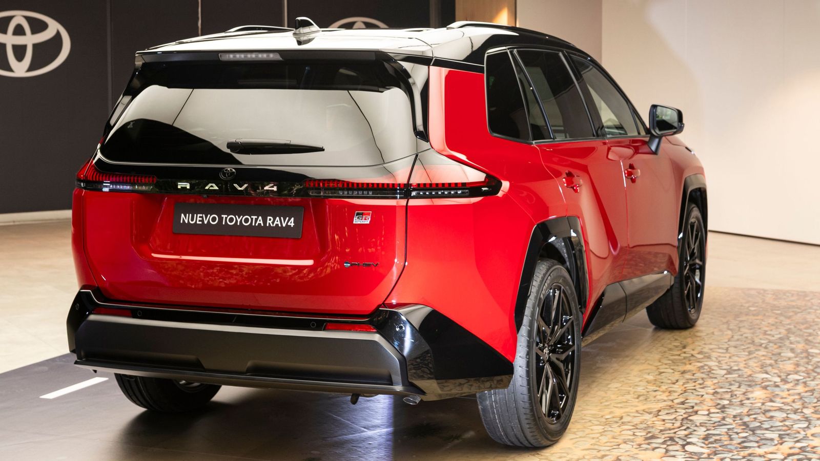 Además de con dos versiones del sistema híbrido enchufable, el Rav4 se vende con un híbrido en serie-paralelo de 183 CV.