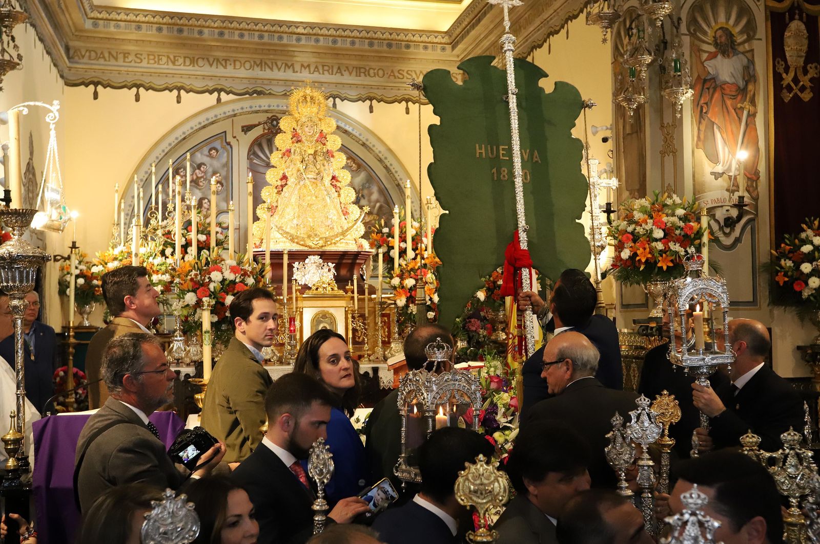 Imágenes de la misa de la Hermandad del Rocío de Huelva ante la Virgen del Rocío