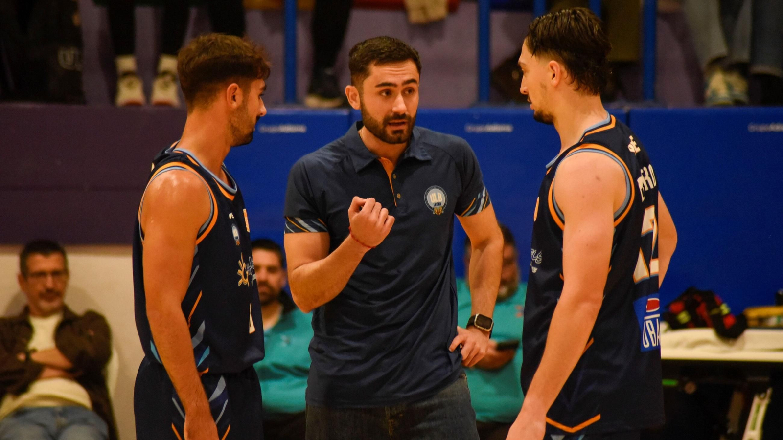 Iván Torres da instrucciones a dos de sus jugadores durante un partido de la ULB