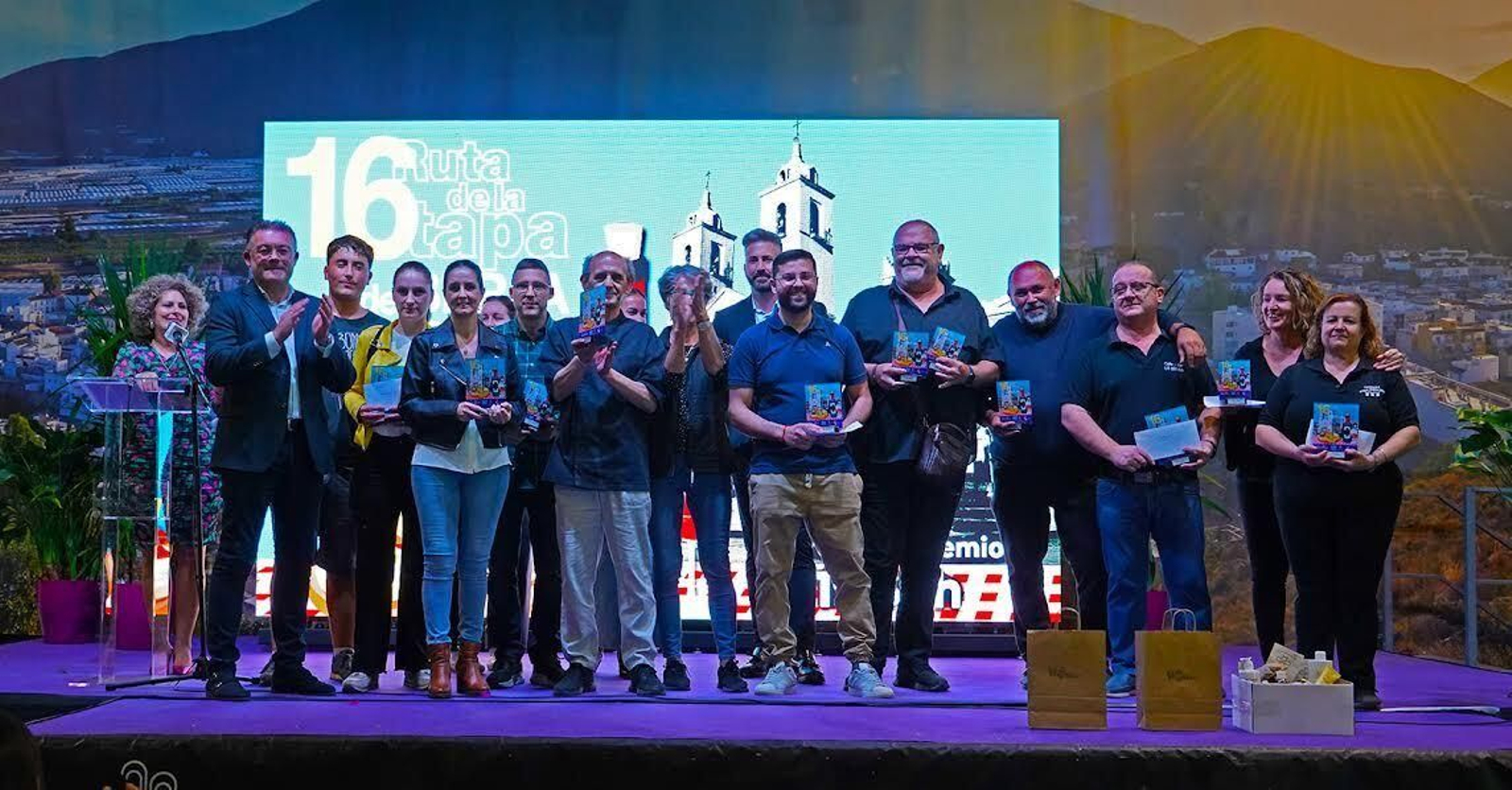 Foto de familia de todos los premiados en la XVI Ruta de la Tapa de Berja