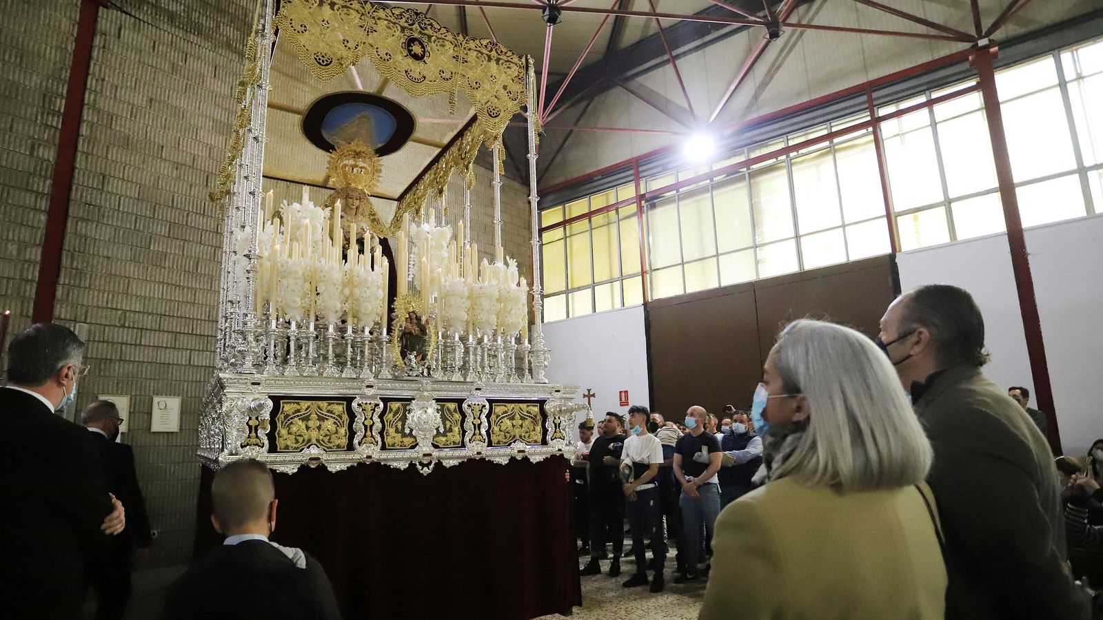 El paso de pallio de la Virgend e los Dolores en la primera levantá.