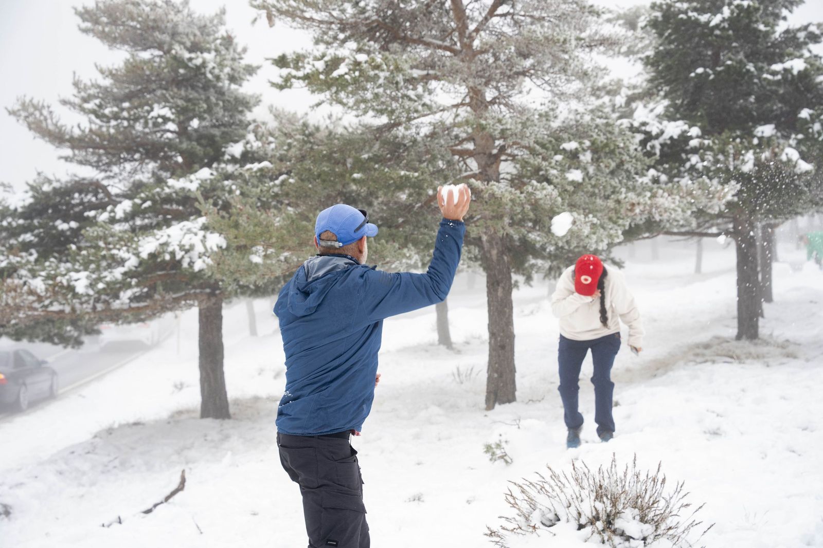 Las imágenes de la nieve y los juegos en familia en Calar Alto