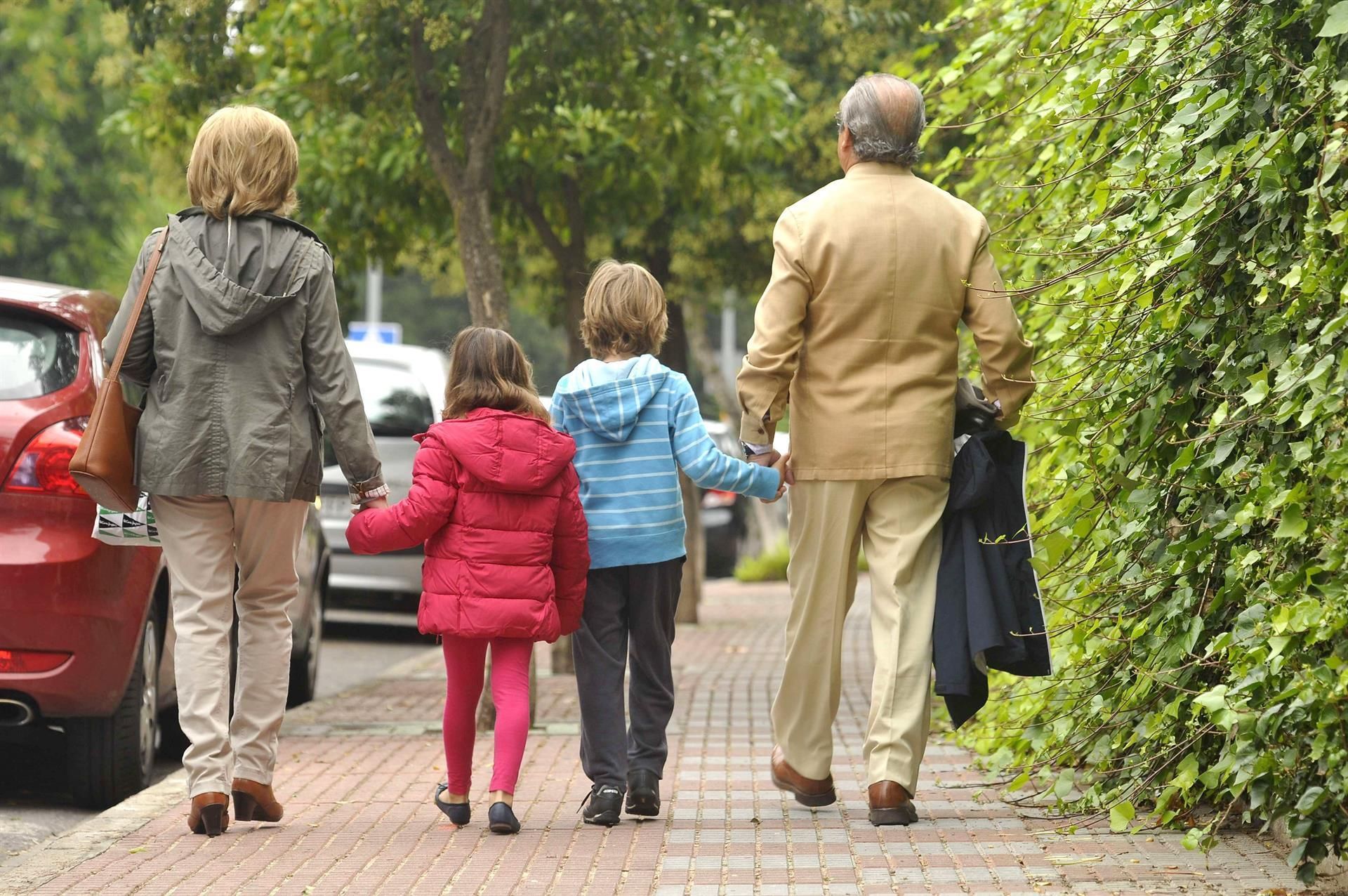 Día de los Abuelos 2025: Casi la mitad cuida de sus nietos a diario
