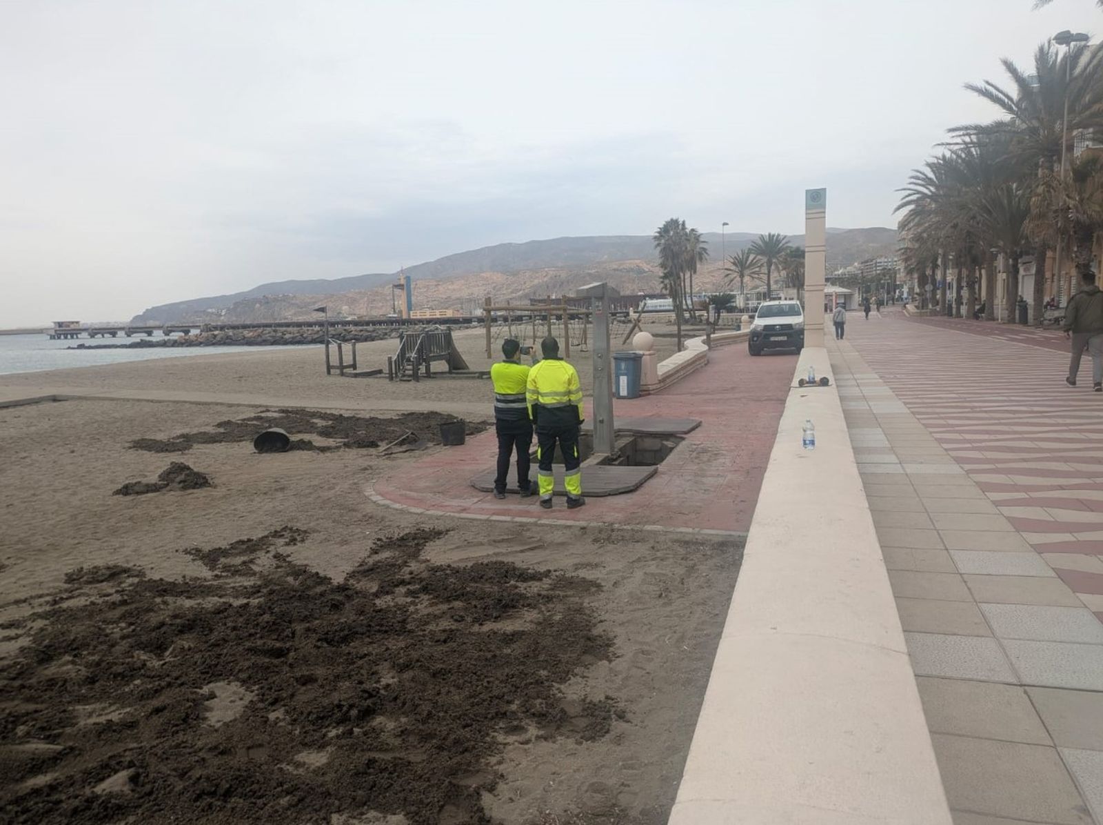 Trabajos de puesta a punto de la ducha de la playa de Las Conchas.