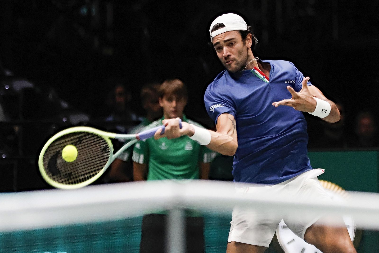 Matteo Berrettini golpea la bola.