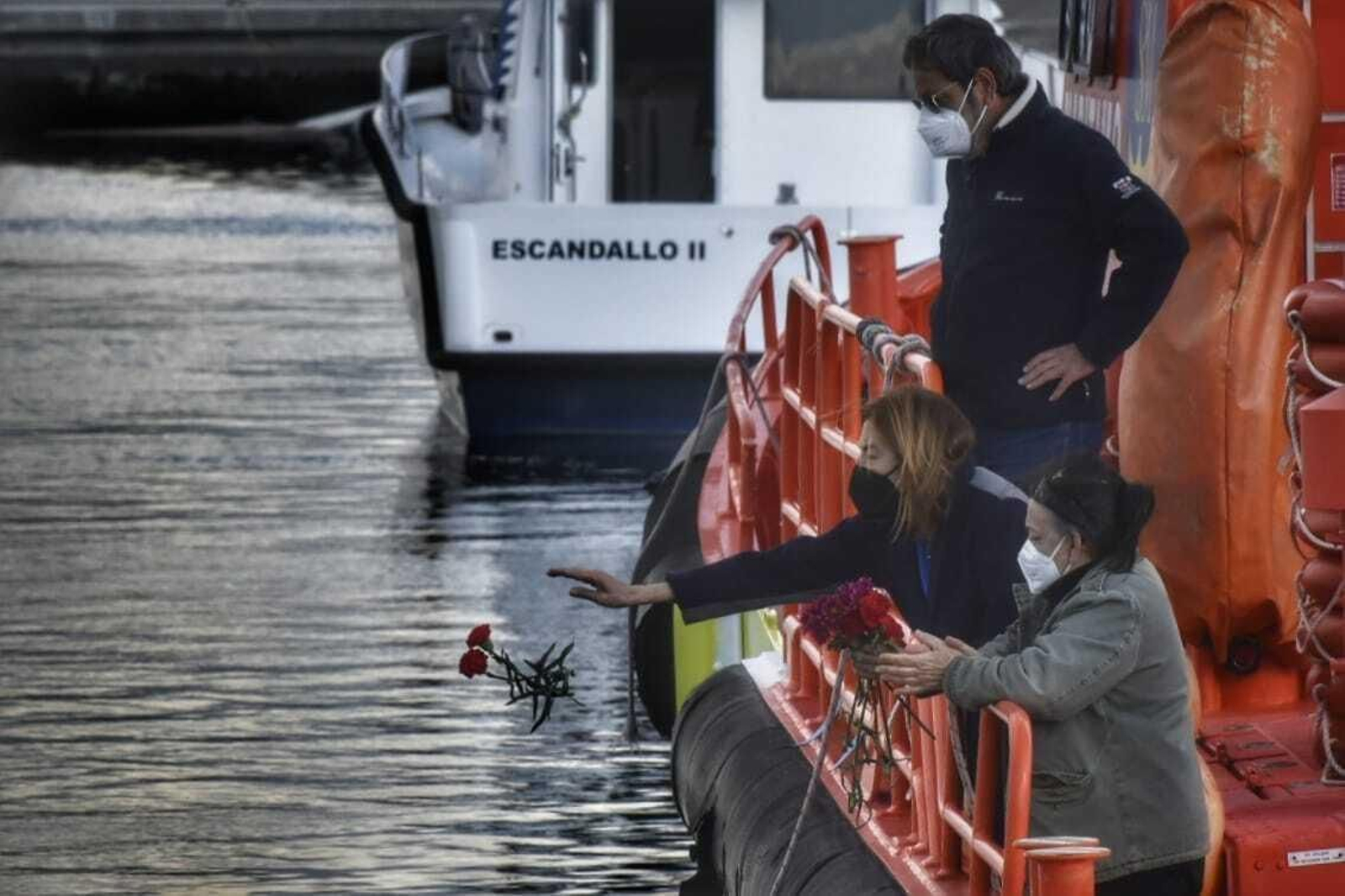 Las flores arrojadas al mar desde la 'Salvamar Denébola' en homenaje a Íñigo Vallejo.