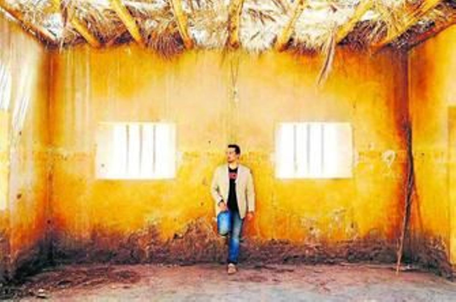 El cantante almeriense en una de las viejas casas donde se han rodado últimamente varias películas.