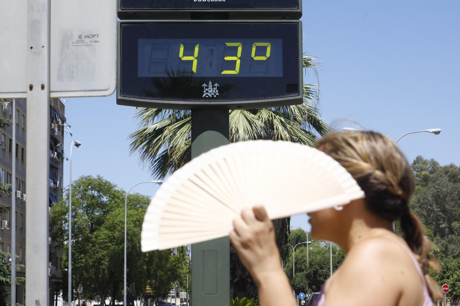 Una mujer se protege del sol con un abanico en Córdoba. Una mujer se protege del sol con un abanico en Córdoba.