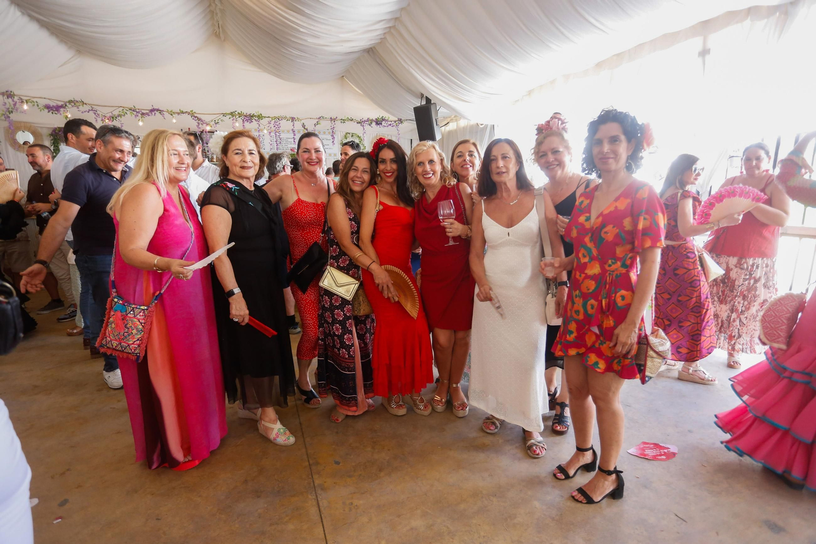 Mujeres disfrutando del miércoles de feria.