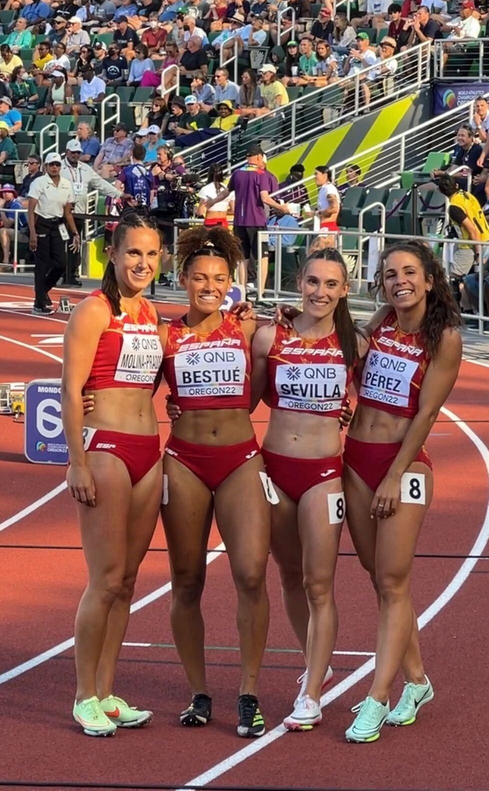Maribel Pérez, a la derecha, con el resto del equipo español de relevo 4x100 en Eugene.