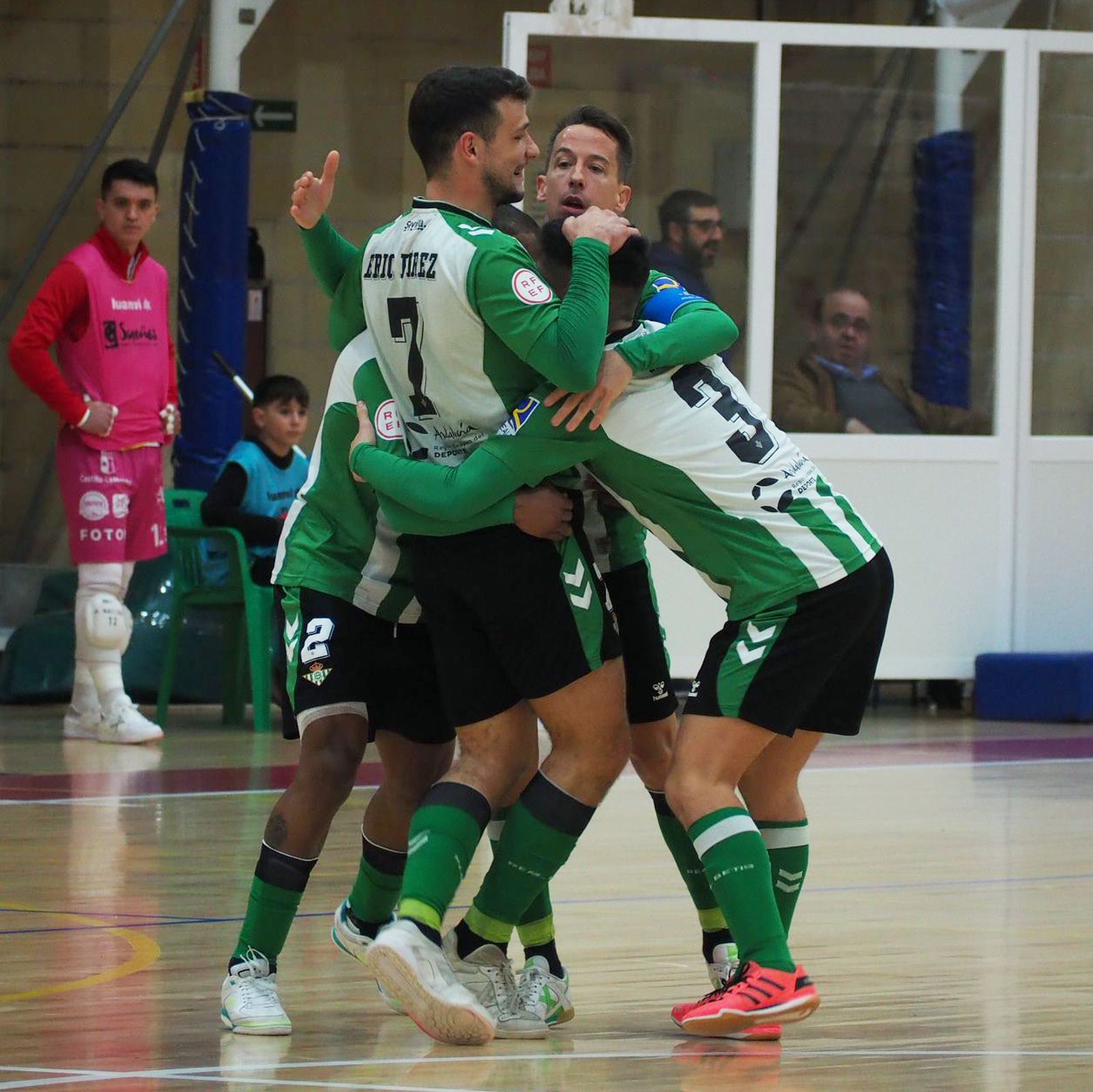 El equipo bético celebra un gol ante el Manzanares.