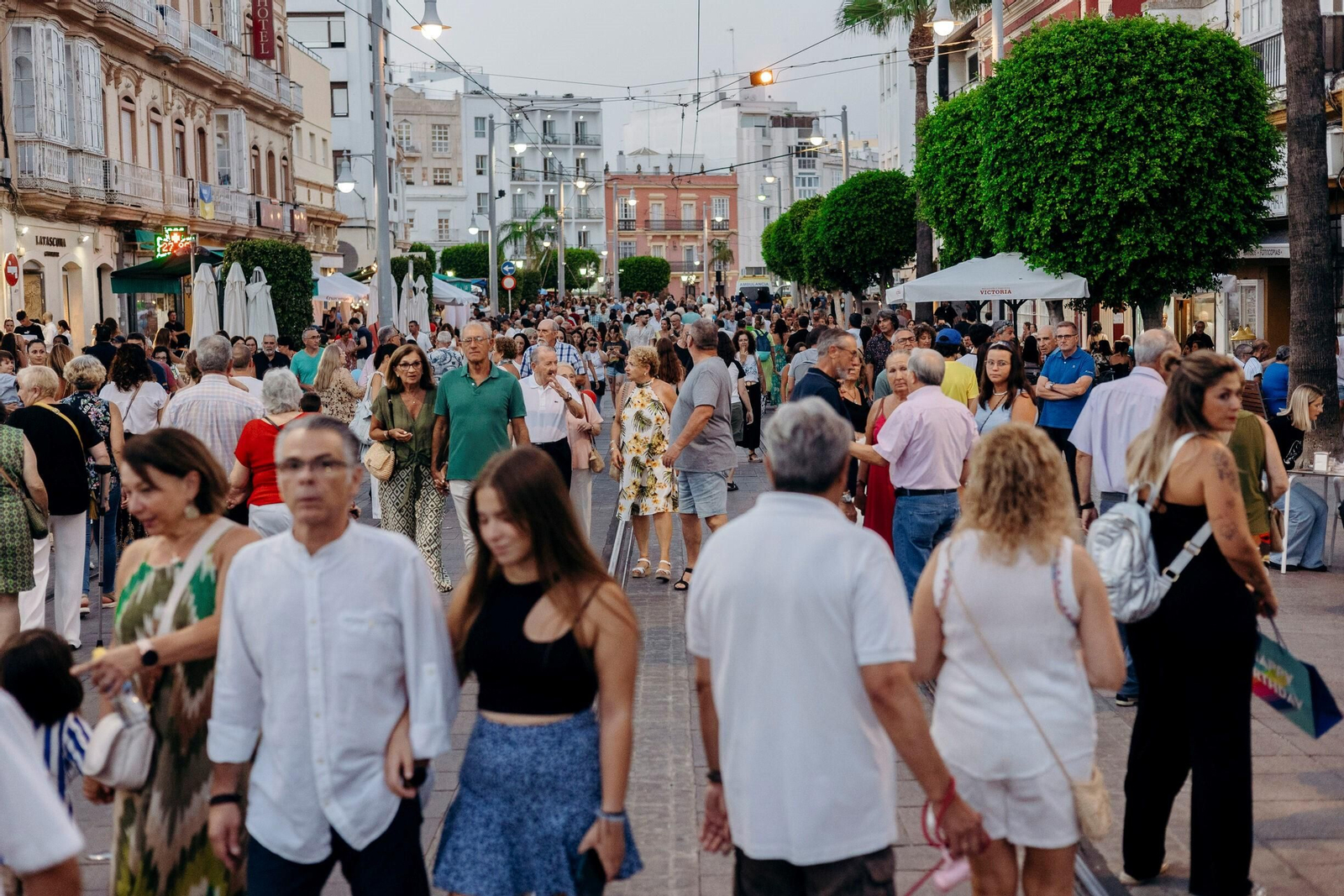 Varias personas caminan por el centro de San Fernando en un día festivo