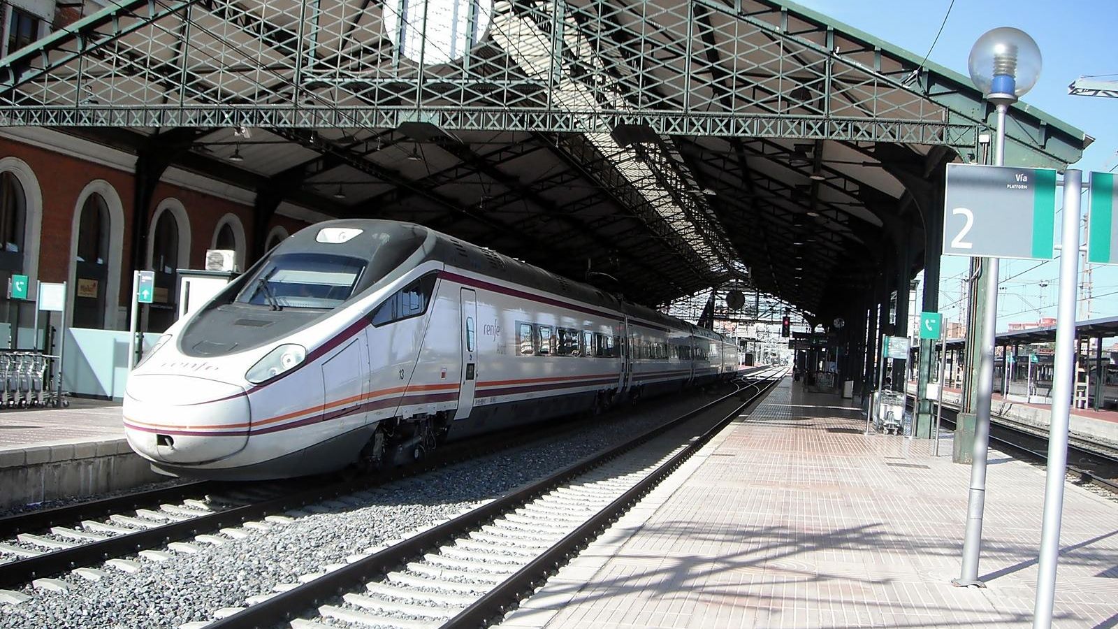 Un tren Avant Serie 114 en Valladolid Un tren Avant Serie 114 en Valladolid