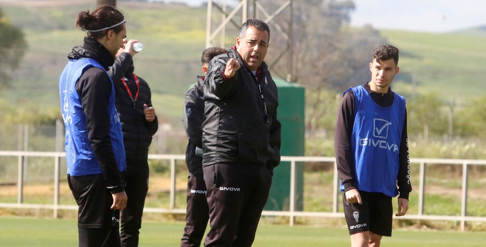 Germán Crespo, técnico del Córdoba CF, da indicaciones a sus jugadores.