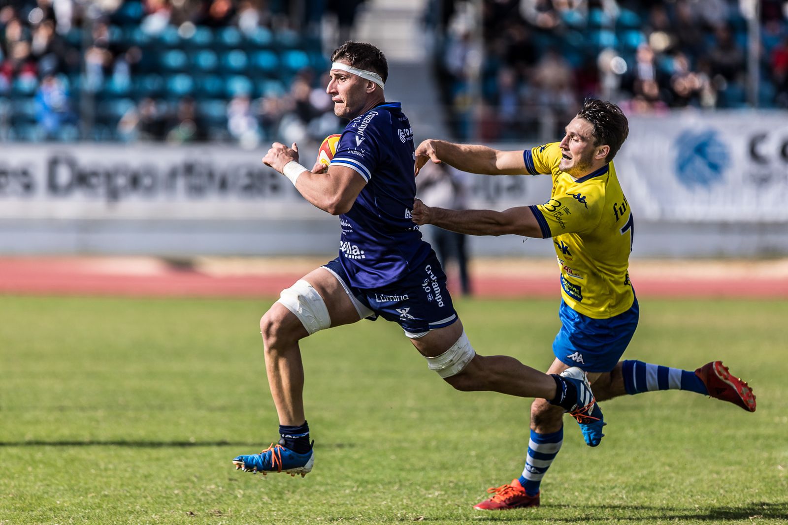 Franco López tratando de ser blocado por un rival