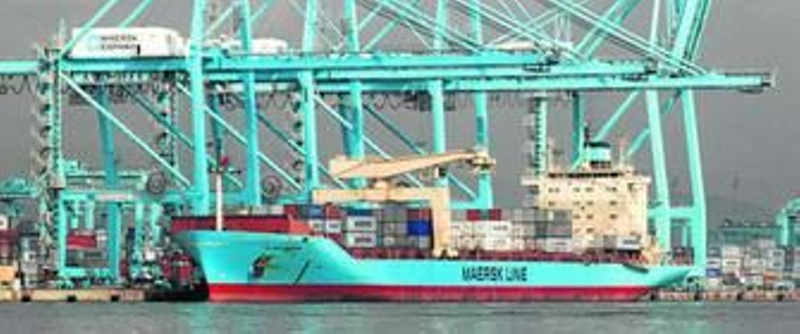 Un buque de Maersk Line, en el muelle Juan Carlos I del puerto de Algeciras.