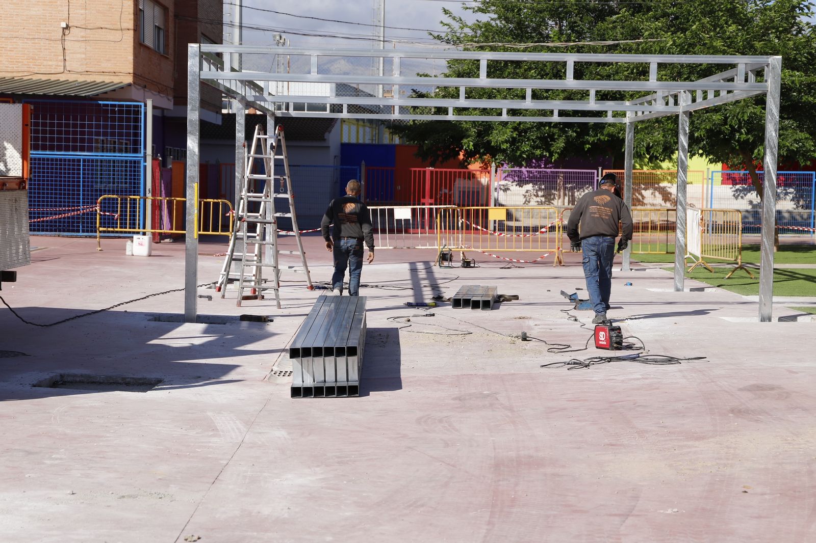 Obras de mejora en los patios de los colegios de Huétor Tájar