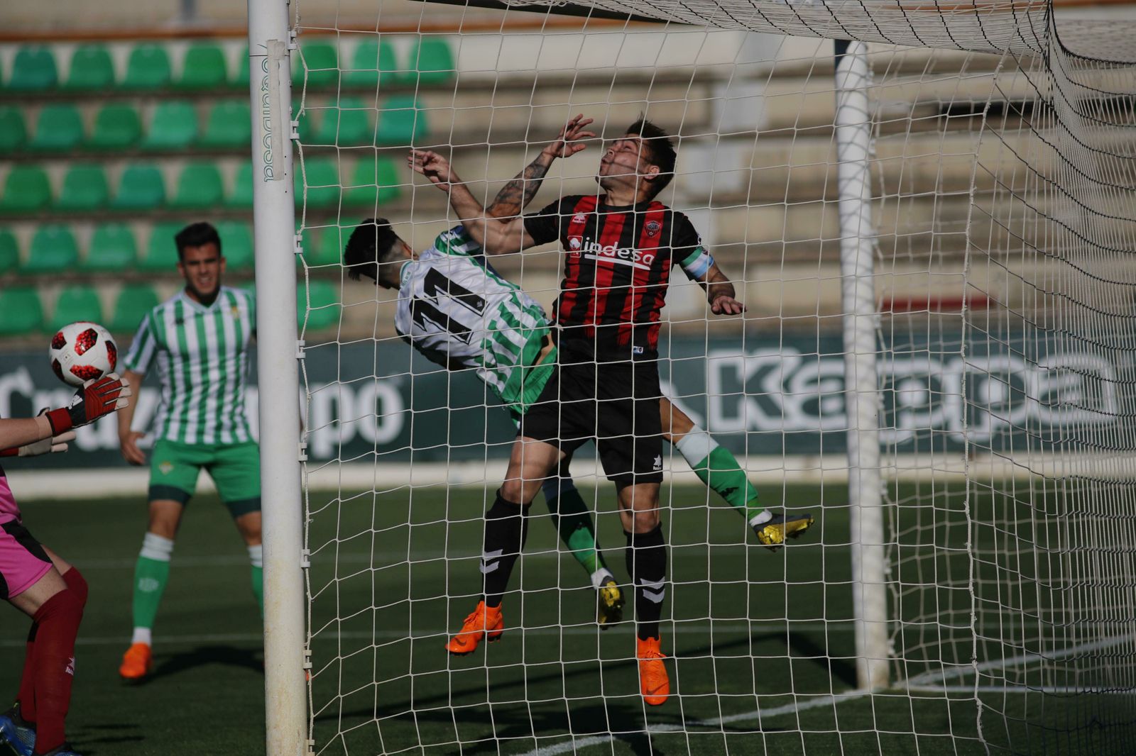 Roberto carga contra el marco cabecense en busca del remate.