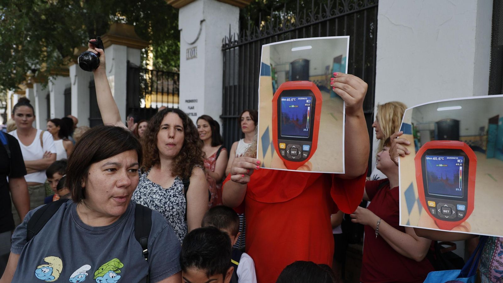 Reivindicación de padres y niños del CEIP Borbolla contra el calor. Reivindicación de padres y niños del CEIP Borbolla contra el calor.