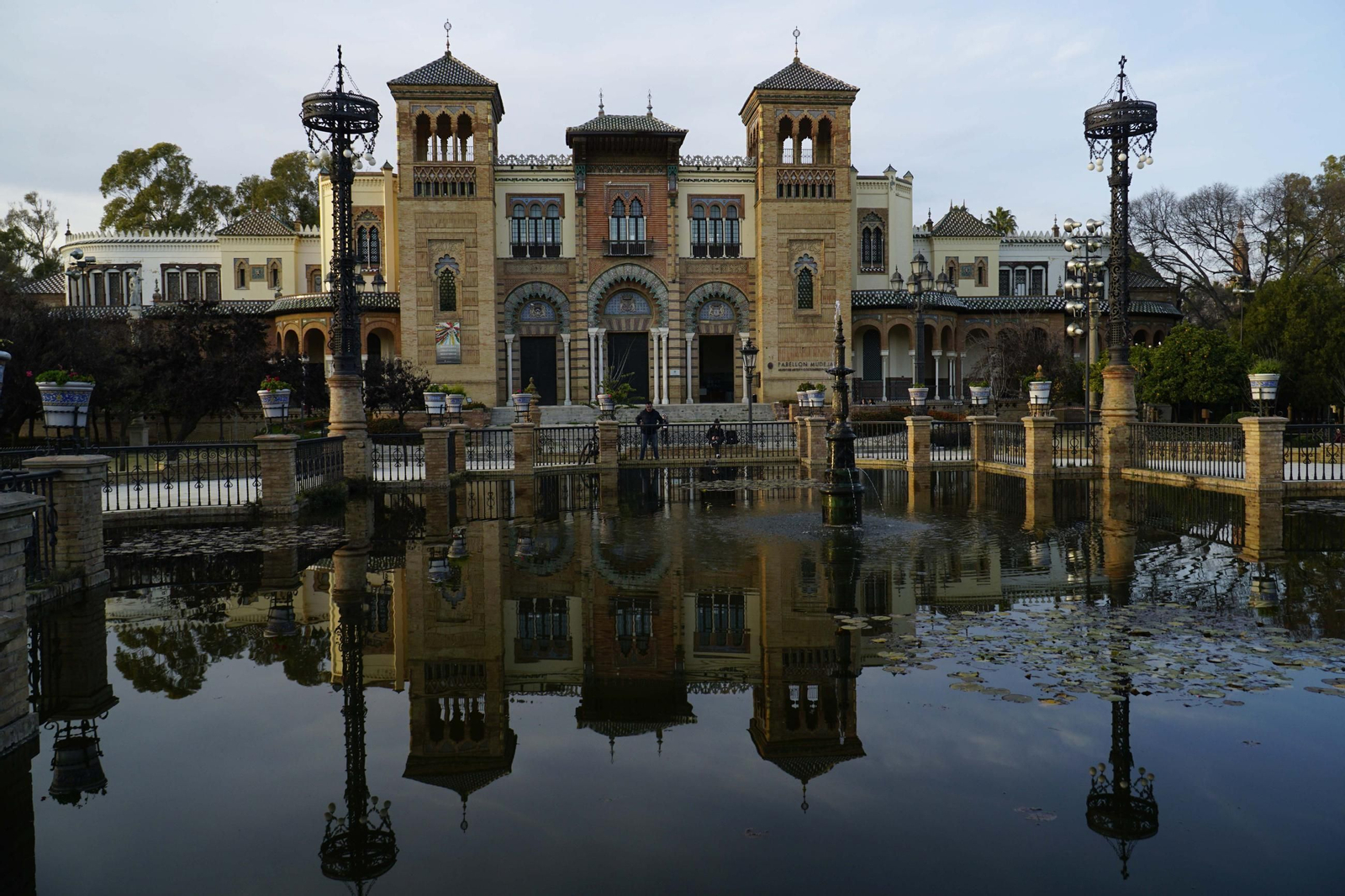 La Plaza de América, y al fondo el Museo de Artes y Costumbres de Sevilla
