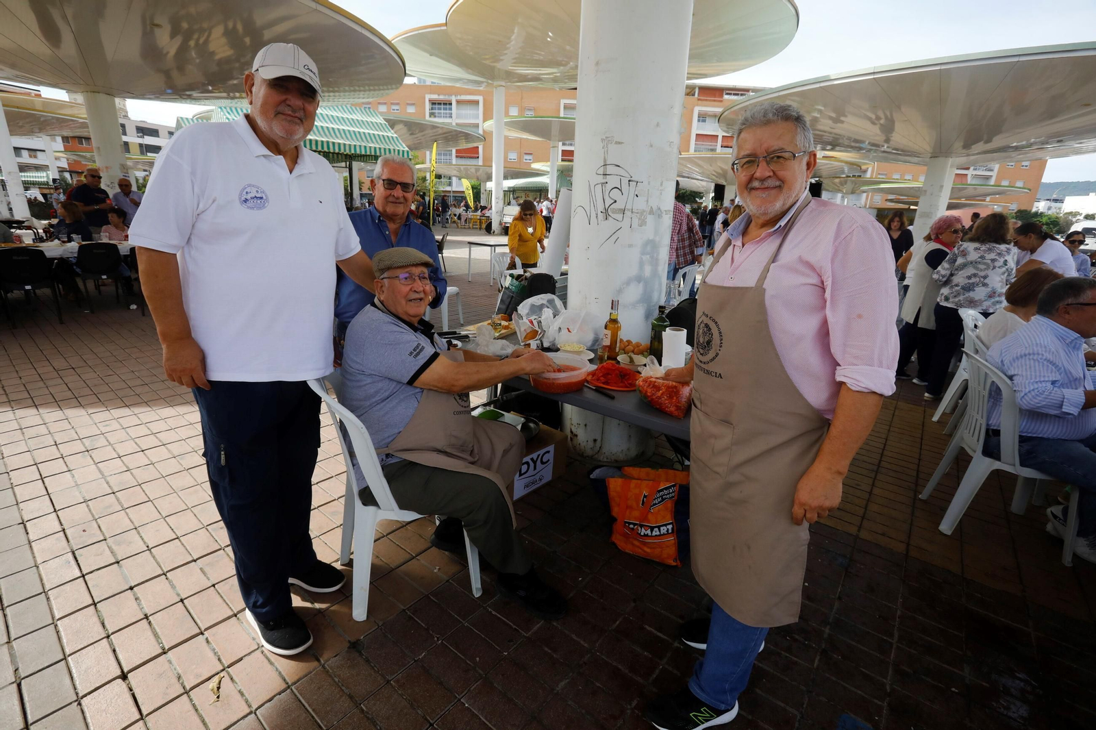 Las peñas celebran su tradicional perol en las Setas, en imágenes
