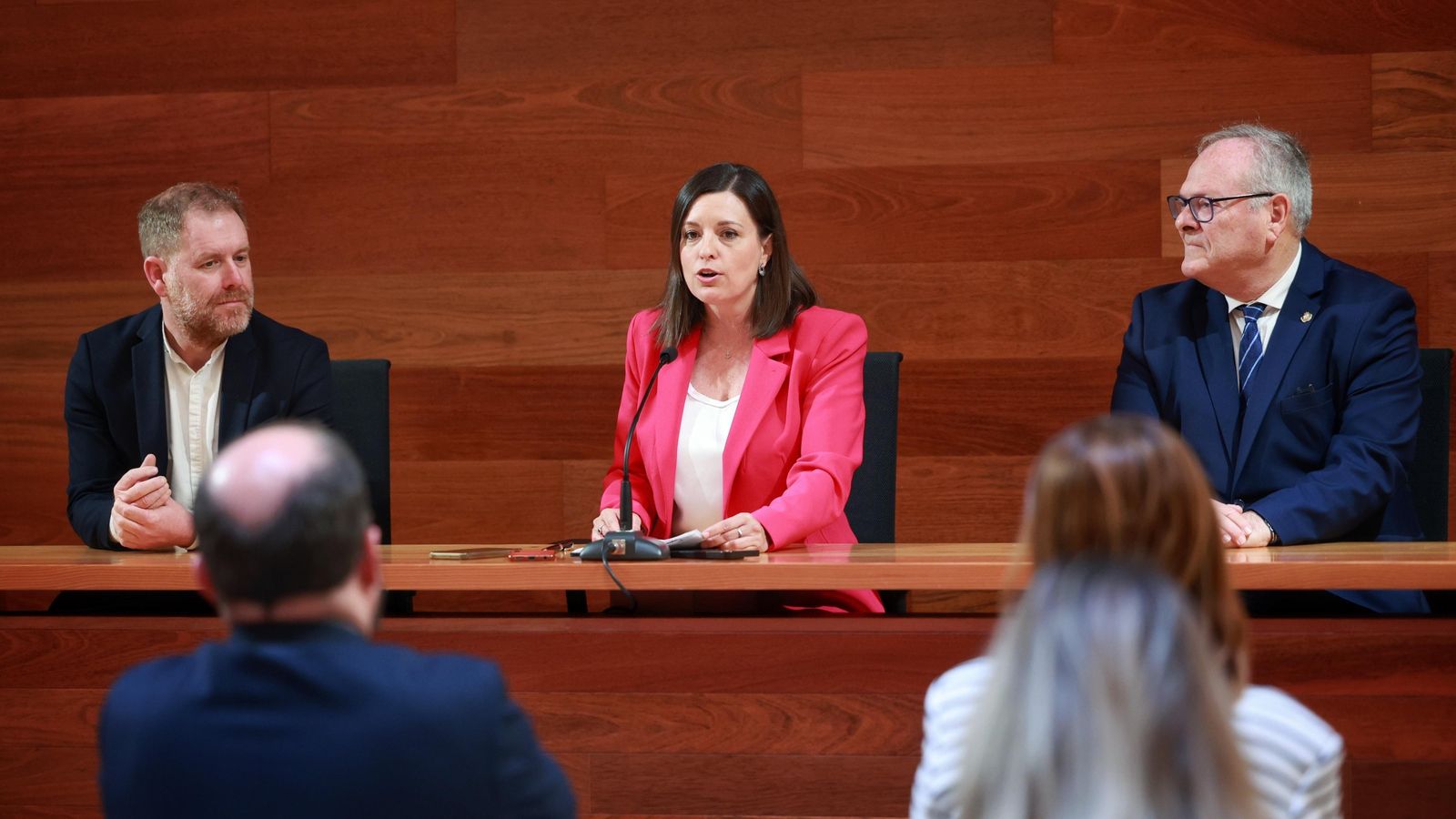 Cavada, acompañada de Conrado Rodríguez y Antonio Rojas, interviene tras la firma de las escrituras de los polvorines de Fadricas y de la parcela de San Juan Bosco.